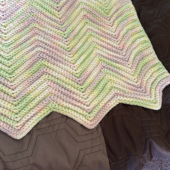 Adorable handmade crib blanket or lap blanket - Picture 4 of 6